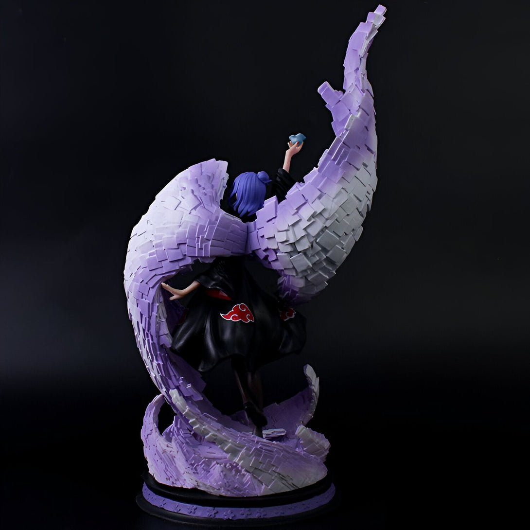 Figurines de collection Naruto : figurine de Konan avec ses ailes violettes et blanches et le symbole Akatsuki sur sa robe.