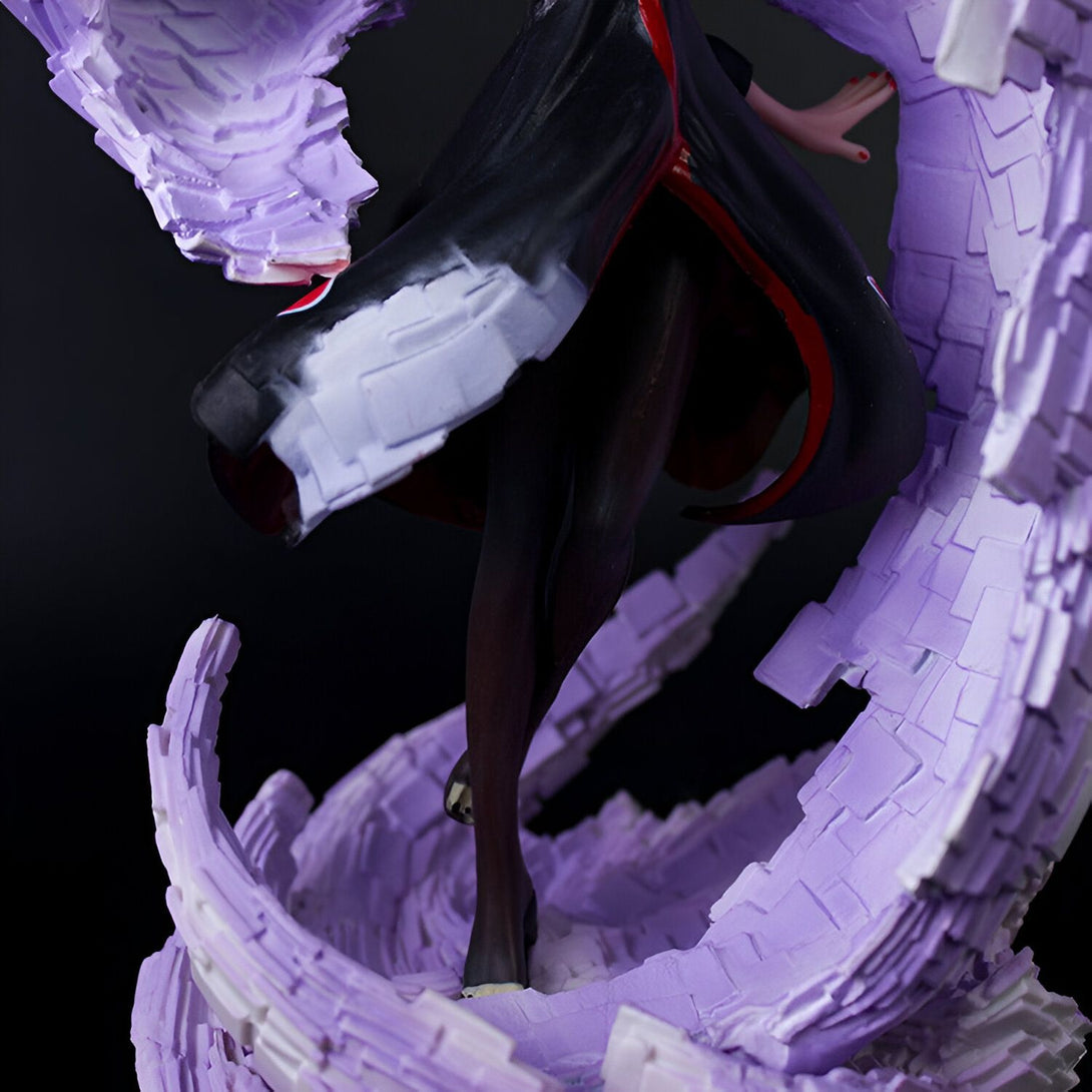Statue de l'anime Naruto, représentant un personnage féminin dans une robe noire et rouge, posant sur un socle violet. La figurine est faite de matière plastique et est idéale pour les collectionneurs de l'univers Naruto.