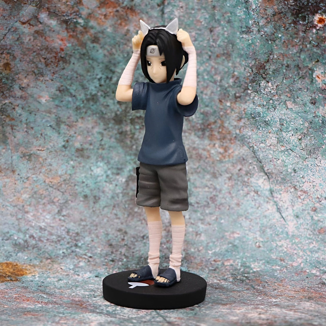 Figur de Naruto Uzumaki, portant un bandeau frontal et des bandeaux de bras blancs, avec un t-shirt bleu et un short gris, se tenant debout sur une base noire avec le symbole du village caché de Konoha.
