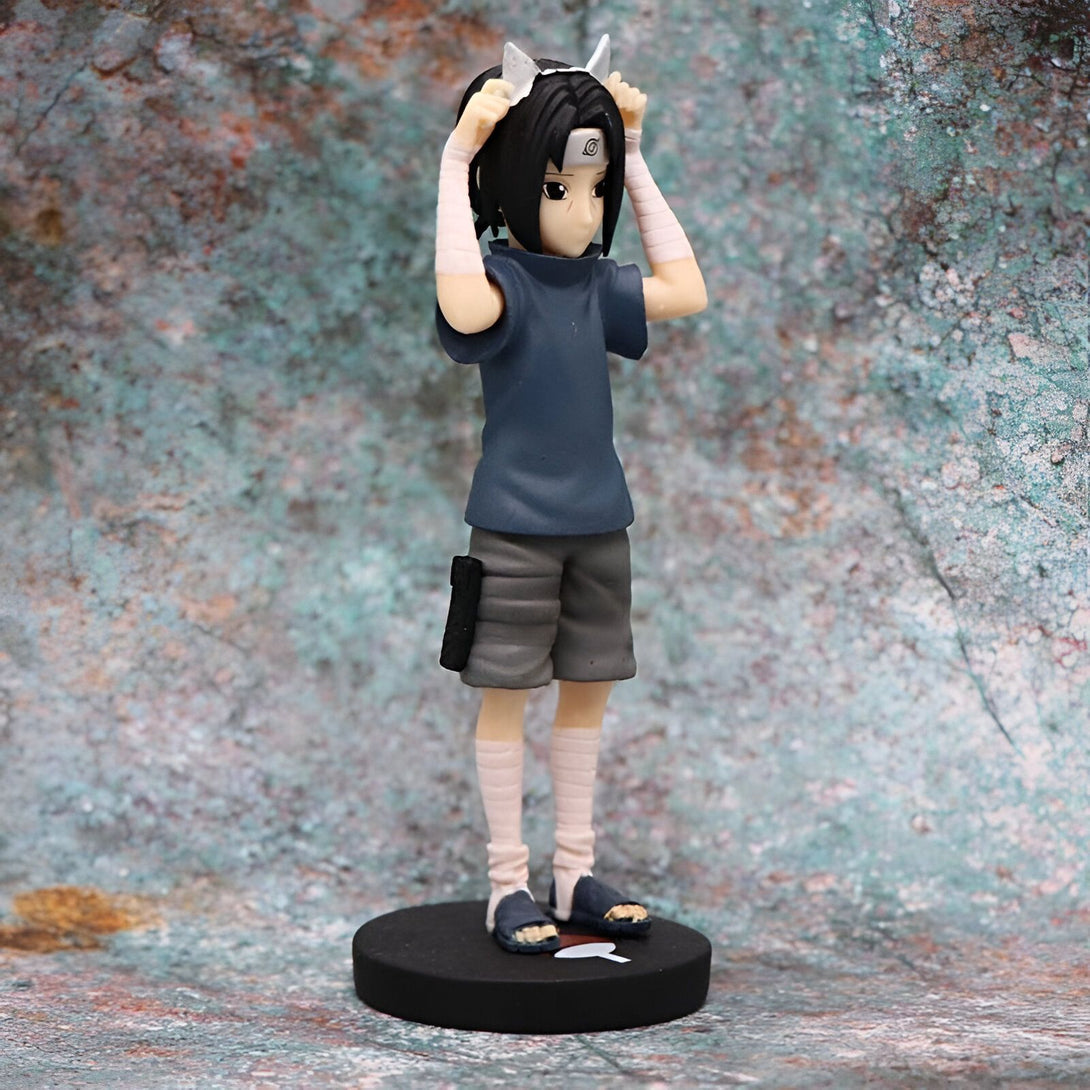 Figur de Naruto Uzumaki, le personnage principal de l'anime et manga Naruto, en tenue de ninja, avec un bandeau frontal et des bandages. La figurine est debout sur un socle noir avec le symbole du village de Konoha.