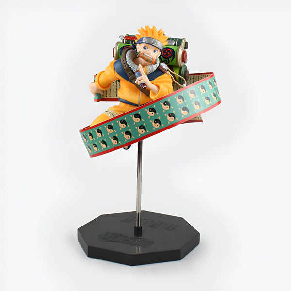 Figurines Naruto Shippuden - Figurine de collection de Naruto en tenue de sage des six chemins, flottant sur un parchemin avec le symbole yin-yang.