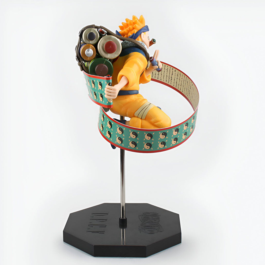 Naruto Uzumaki, le célèbre ninja de l'anime Naruto, représenté en figurine, tenant un rouleau et portant un sac à dos rempli de rouleaux. La figurine est sur un socle noir octogonal avec l'inscription "Naruto" et "D.P.F."