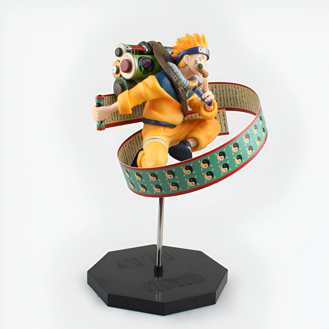 Statue de Naruto en action, tenant un rouleau et portant un sac à dos avec des rouleaux, entouré d'une bande ornée de symboles yin et yang.