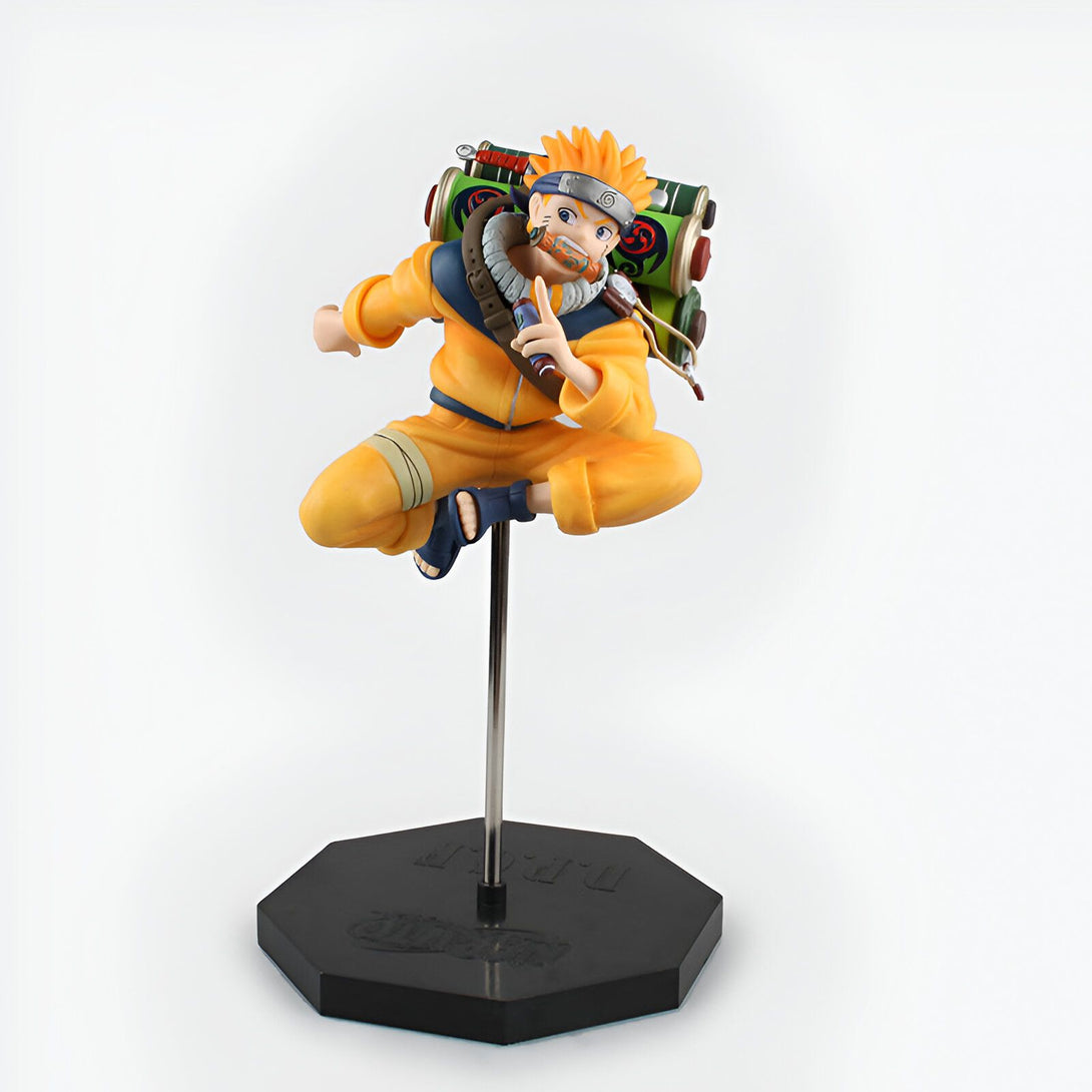 Naruto Uzumaki, le célèbre héros de l'anime Naruto, en figurine, flottant dans les airs avec son emblématique tenue orange et son bandeau frontal. Il est prêt à affronter ses ennemis avec son énergie puissante. La figurine est posée sur un socle noir octogonal avec le logo de la série. Un cadeau idéal pour les fans de l'univers Naruto.