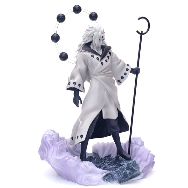 Figur de l'anime Naruto, représentant Obito Uchiwa (alias Madara Uchiwa), portant sa tenue de Jûbi Jinchûriki, avec son Rinnegan et son bâton. La figurine est posée sur une base représentant un nuage.