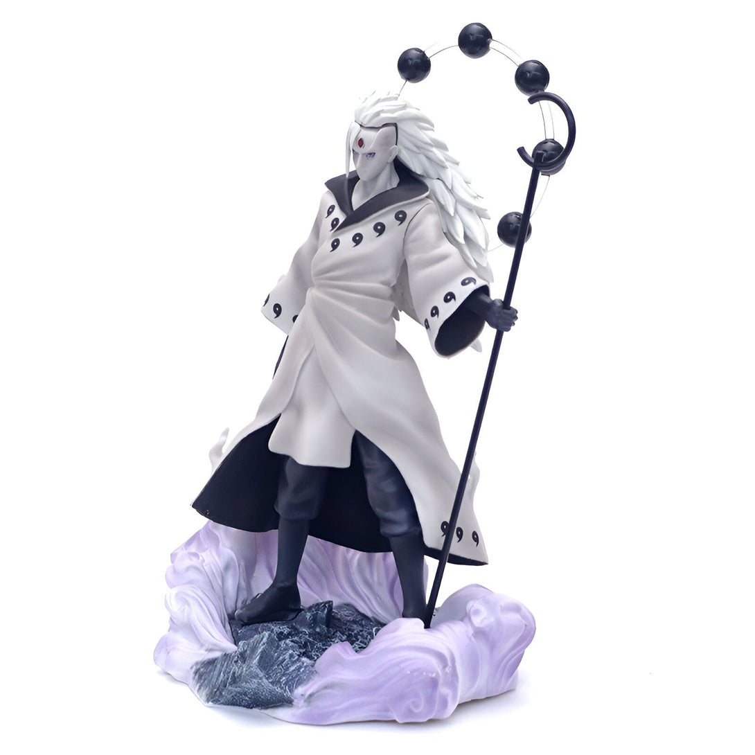 Figurines Naruto : Obito Uchiha, également connu sous le nom de Tobi, dans sa forme de Jûbi Jinchûriki. Il est debout sur un socle représentant les nuages, tenant son bâton et portant sa tenue emblématique.