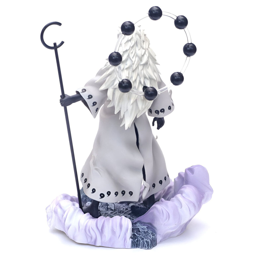 Figurine de l'anime Naruto représentant Obito Uchiwa dans son costume de Jûbi Jinchûriki, tenant le Rinnegan.