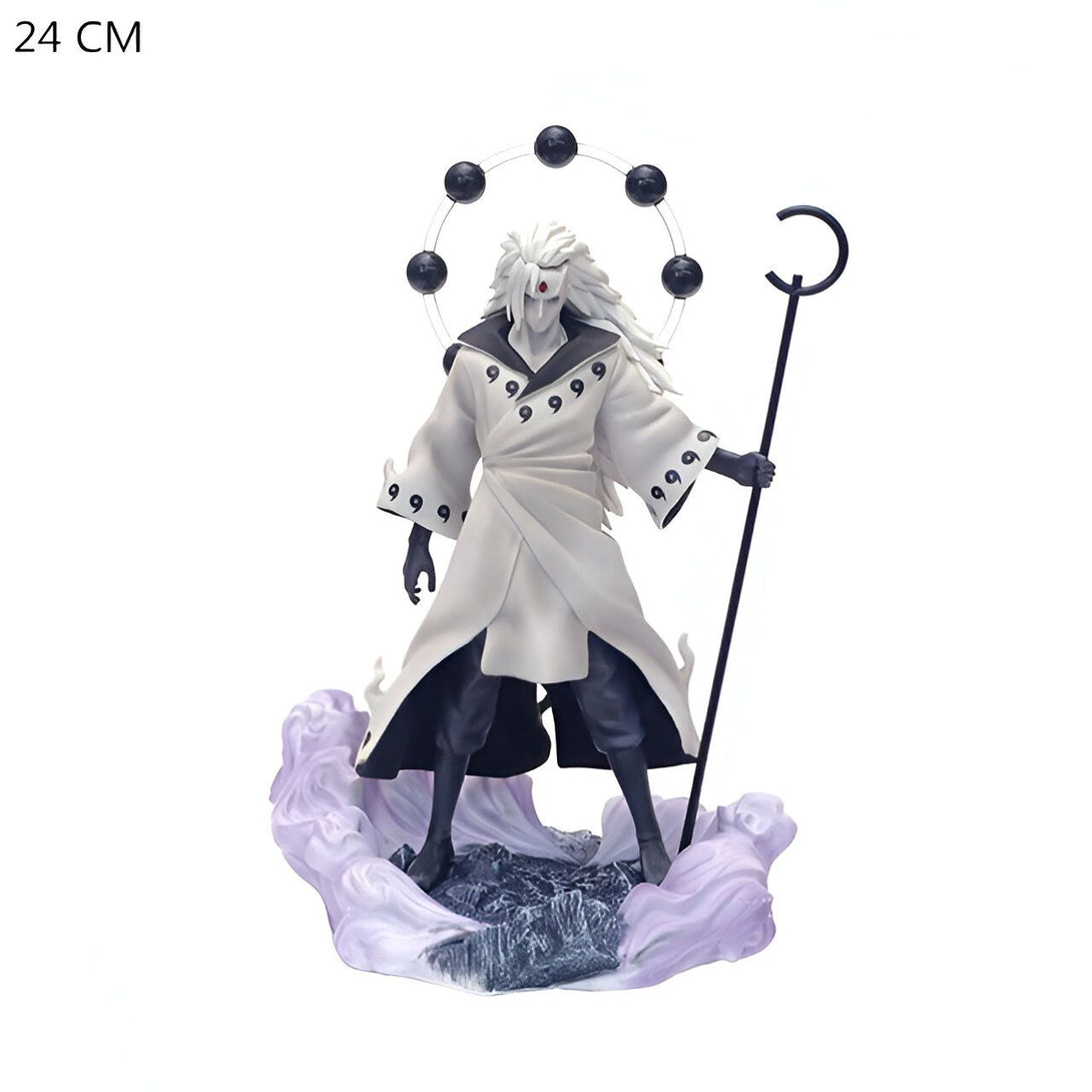 Figure de collection de 24 cm de Madara Uchiwa, le personnage de Naruto, debout sur un socle avec un halo. Il porte sa tenue de combat et tient un bâton.
