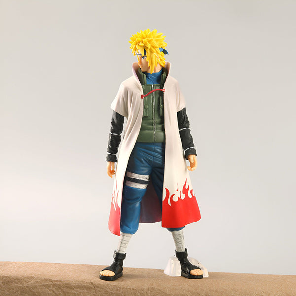 Figur de collection de Minato Namikaze, le Quatrième Hokage, de la série Naruto. Il porte son emblématique manteau blanc avec des flammes rouges et son bandana rouge.