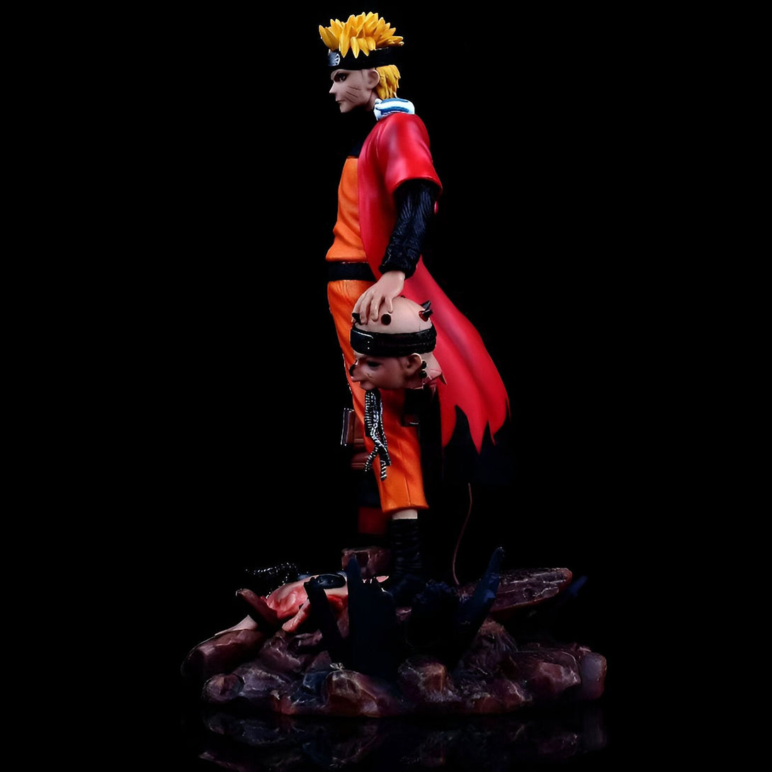 Statue de Naruto Uzumaki en mode Sage des Six Chemins, debout sur une base de roche avec un Pain décapité à ses pieds. Figure de collection Naruto de haute qualité.