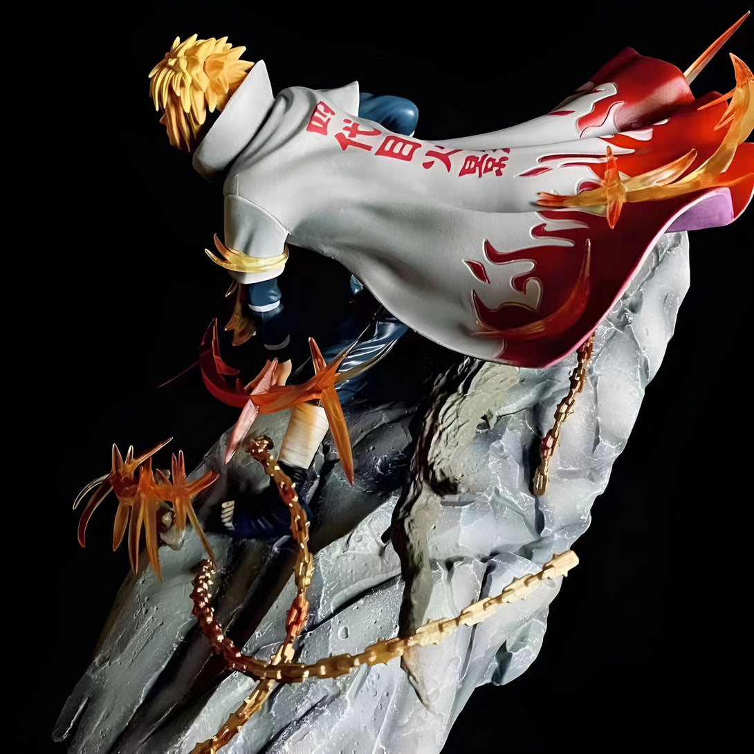 Statue de Naruto en PVC avec un manteau blanc et rouge, des cheveux blonds, debout sur un rocher avec des chaines dorées et des flammes.