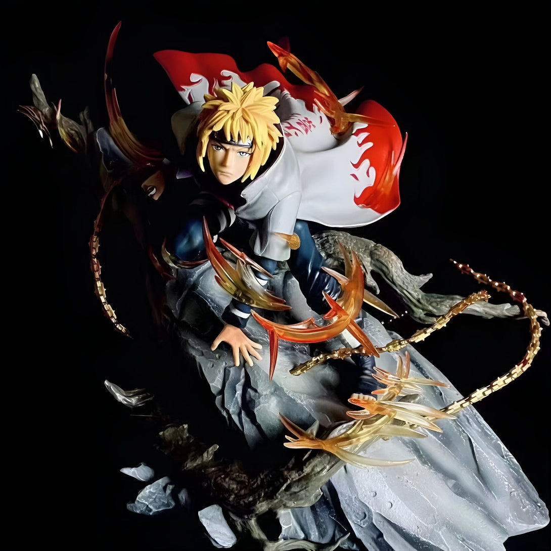 Statue de Naruto Uzumaki en mode Sage des Six Chemins, debout sur un rocher avec des chaines dorées et son manteau rouge et blanc flottant derrière lui.