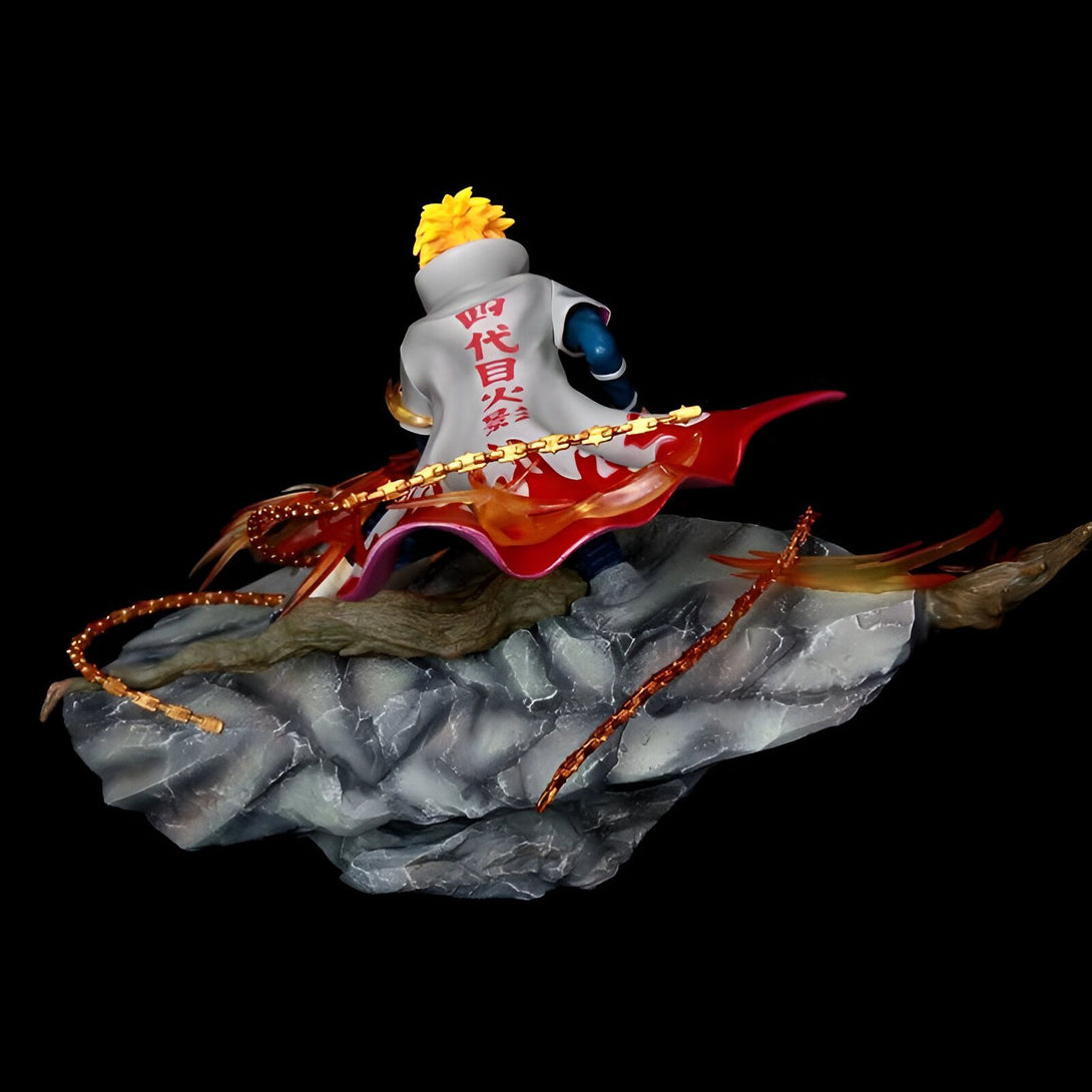 Statue de Naruto en édition limitée, représentant le personnage dans une pose dynamique avec une cape rouge et dorée, debout sur un socle rocheux. Il est représenté de dos, avec son emblématique kanji sur le dos.