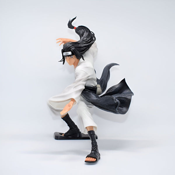 Figure de Kakashi Hatake en action, de l'anime Naruto, portant sa tenue de combat blanche et son bandeau frontal.