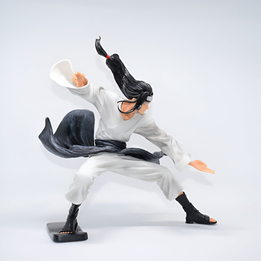 Figurines Naruto en action, posant dans une pose de combat avec une tenue blanche et une ceinture noire.