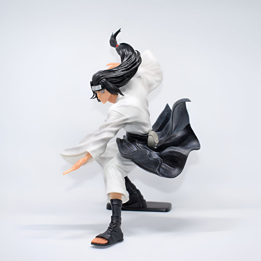 Figure de collection de Might Guy en tenue blanche, en position de combat, avec son bandeau frontal et ses longs cheveux noirs. La figurine est posée sur un socle noir.