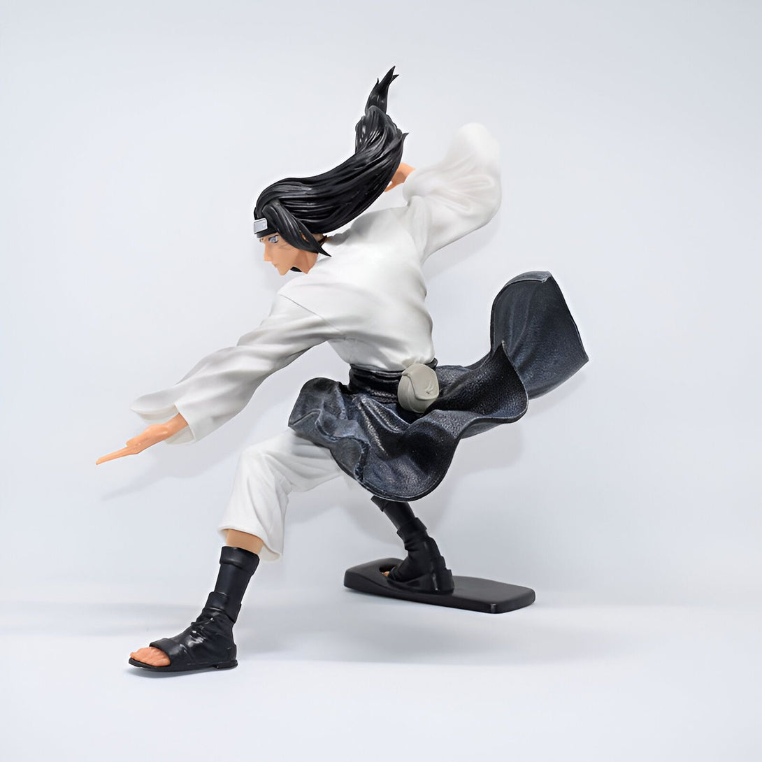 Figure de collection de Kakashi Hatake en tenue de combat, tirée de l'anime Naruto. La figurine représente le personnage dans une pose dynamique, avec son célèbre bandeau sur le front, sa veste blanche et son pantalon noir. Un must-have pour les fans de Naruto!