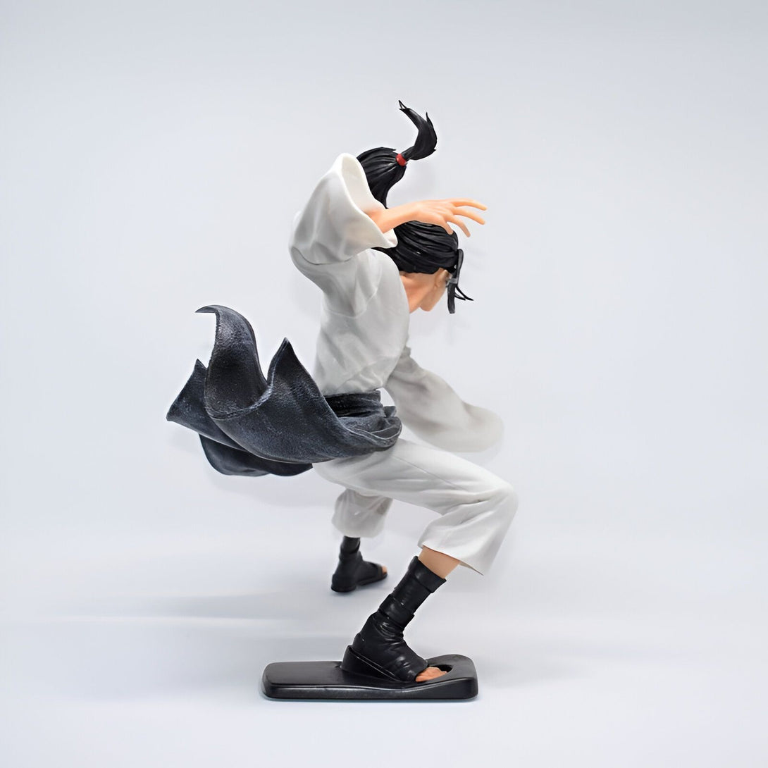 Figure de Naruto Shippuden en PVC, représentée dans une pose d'action dynamique.  Le personnage porte une tenue blanche et un pantalon noir et est sur une base noire.