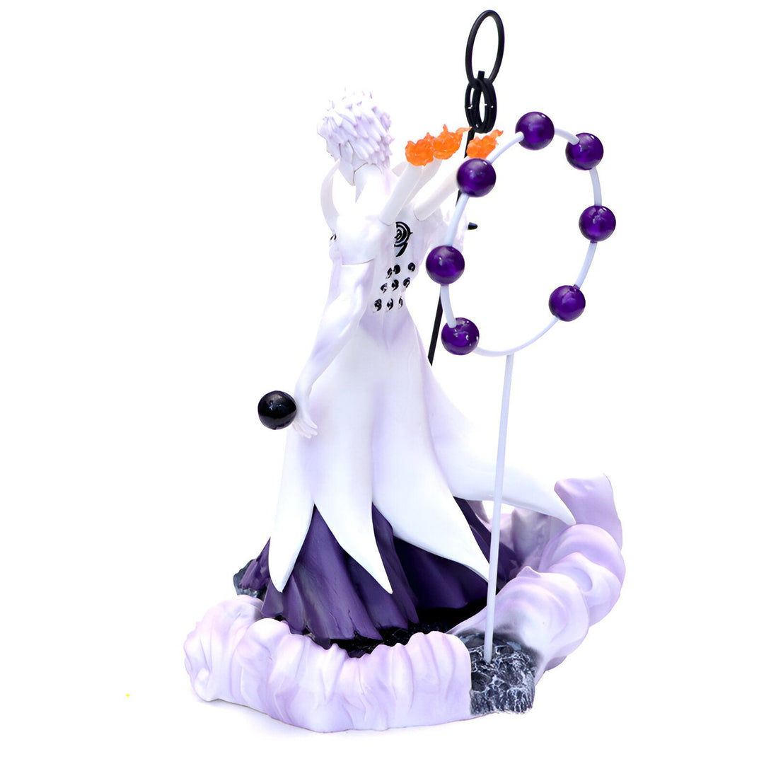 Figurine de Obito Uchiwa, également connu sous le nom de Madara Uchiwa, avec le Rinnegan, du manga Naruto, debout sur un socle en forme de nuage, avec un cercle de perles violettes autour de lui.