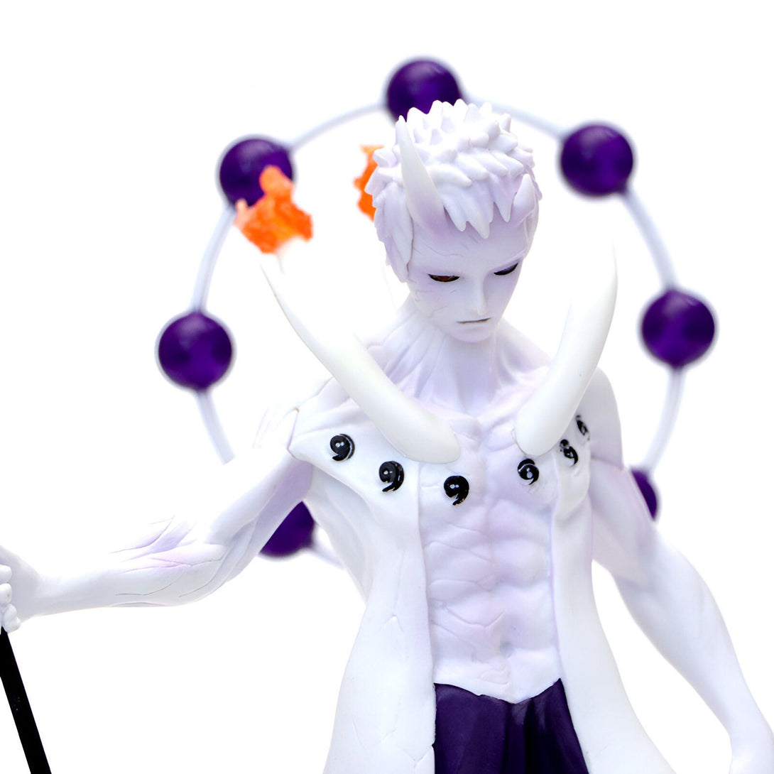 Figurine de Madara Uchiwa, personnage du manga Naruto Shippuden, portant le Rinnegan. Il est représenté avec ses cornes et son manteau blanc, ainsi que le symbole du Rinnegan sur sa poitrine.