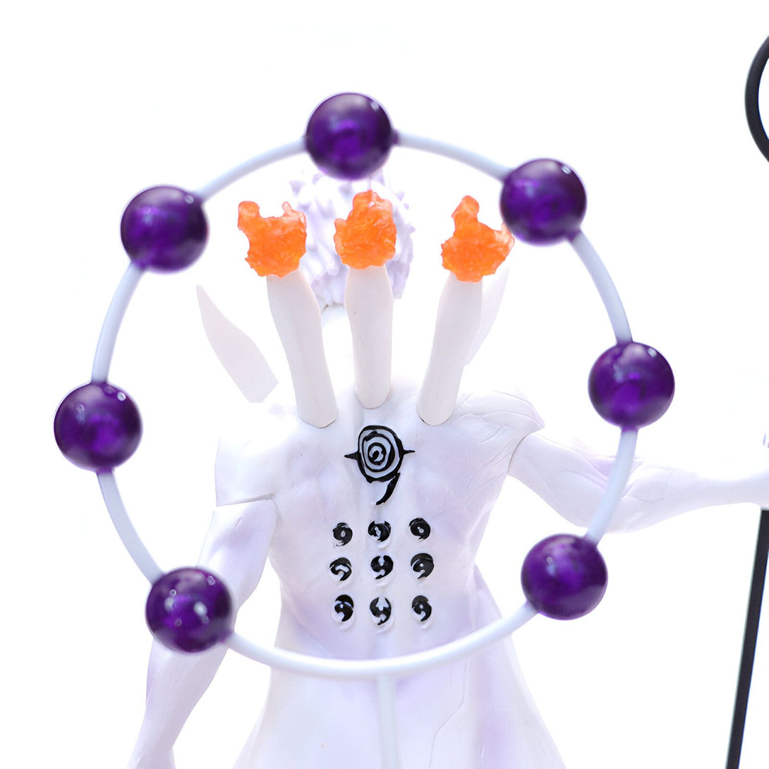 Figurines Naruto : Obito Rinnegan, figurine blanche avec un Rinnegan sur le dos, avec un cercle violet autour de son dos.