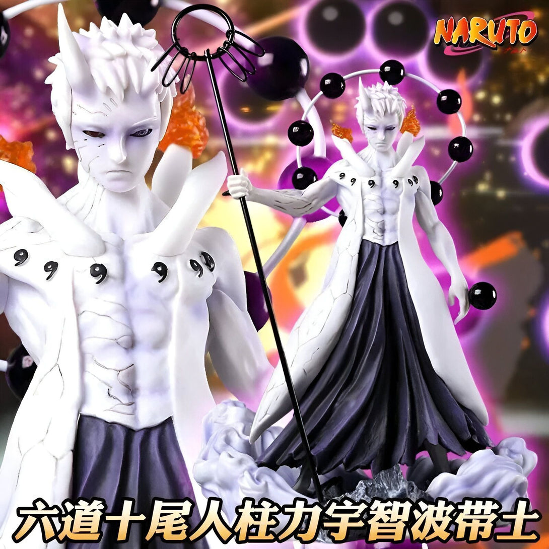 Statue de Madara Uchiwa dans sa forme de Jinchuriki du Dix-Queues, tenant son bâton Rinnegan. Le personnage est représenté avec ses yeux Rinnegan et son corps recouvert de marques du Rinnegan. Il porte une robe blanche avec une jupe violette.