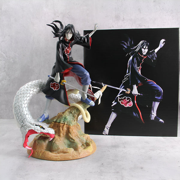 Statue de Naruto Shippuden représentant Orochimaru, l'antagoniste de la série, debout sur un serpent blanc avec un symbole rouge sur sa robe.  La statue est livrée dans une boîte noire avec une illustration d'Orochimaru.