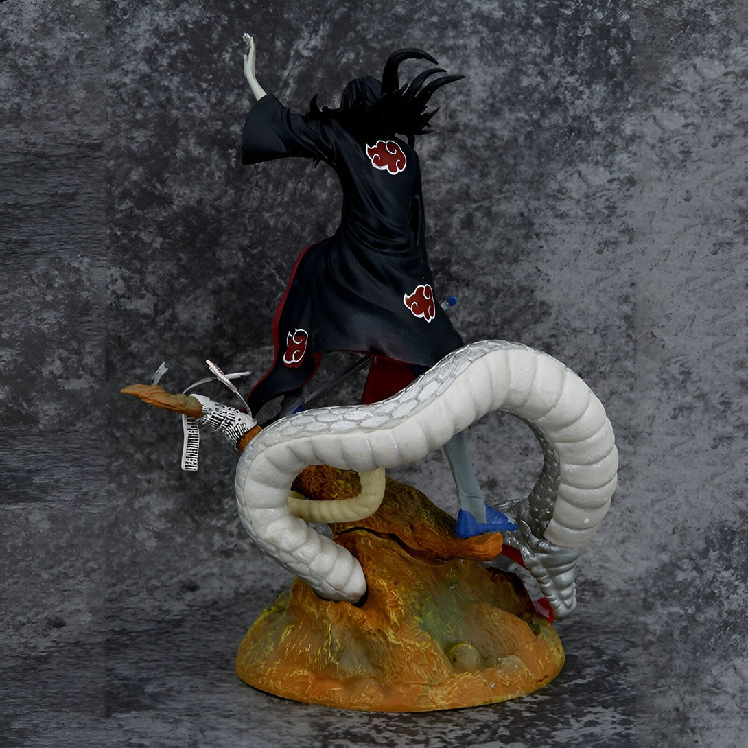 Statue de Madara Uchiwa de Naruto Shippuden, debout sur un serpent blanc. Il porte sa tenue de combat emblématique avec le symbole du Sharingan sur son dos.