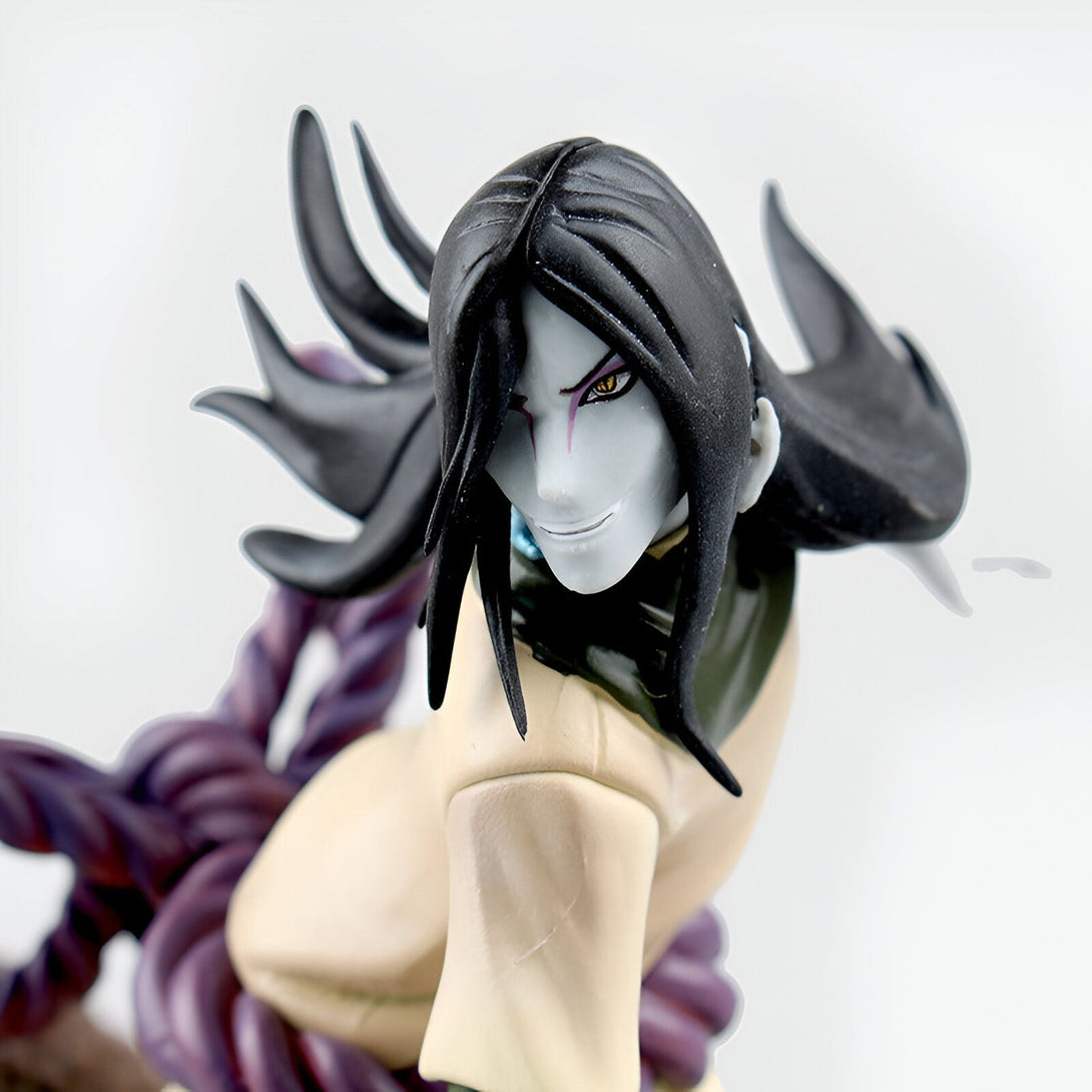 Figurine de Zabuza Momochi de Naruto Shippuden. Le personnage est représenté avec ses longs cheveux noirs et son expression menaçante. Il est prêt à attaquer avec ses armes.