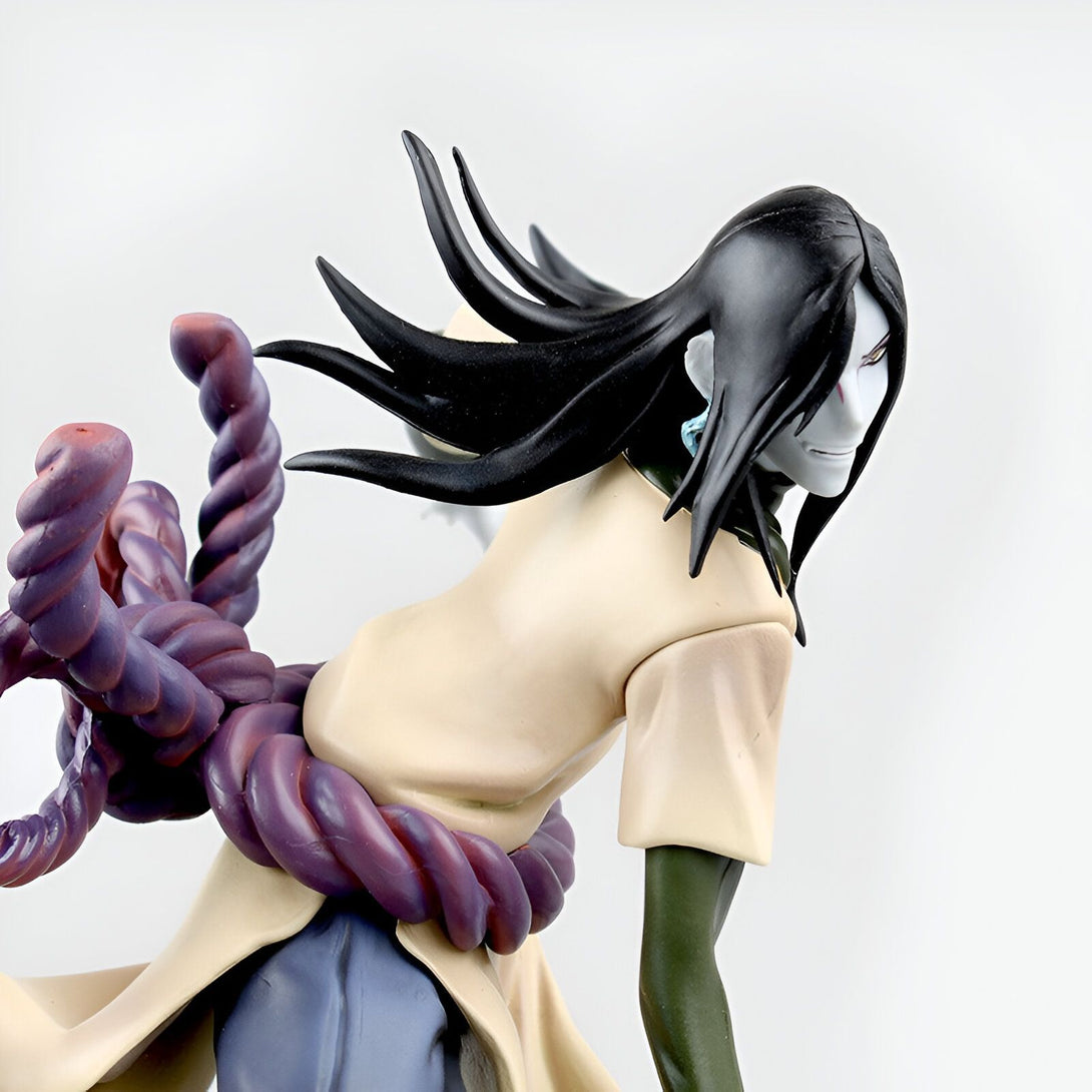 Figurine de Hidan, un personnage de l'anime Naruto, avec des cheveux noirs, un pantalon bleu et un haut beige, tenant une corde violette.