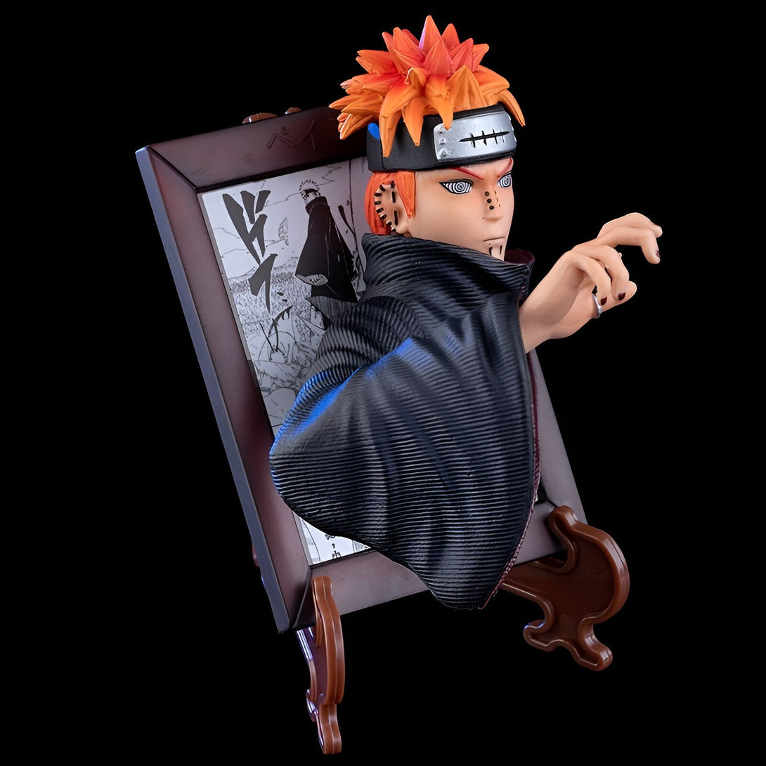 Statue de Pain du manga Naruto, le personnage est représenté en train de sortir d'un cadre.