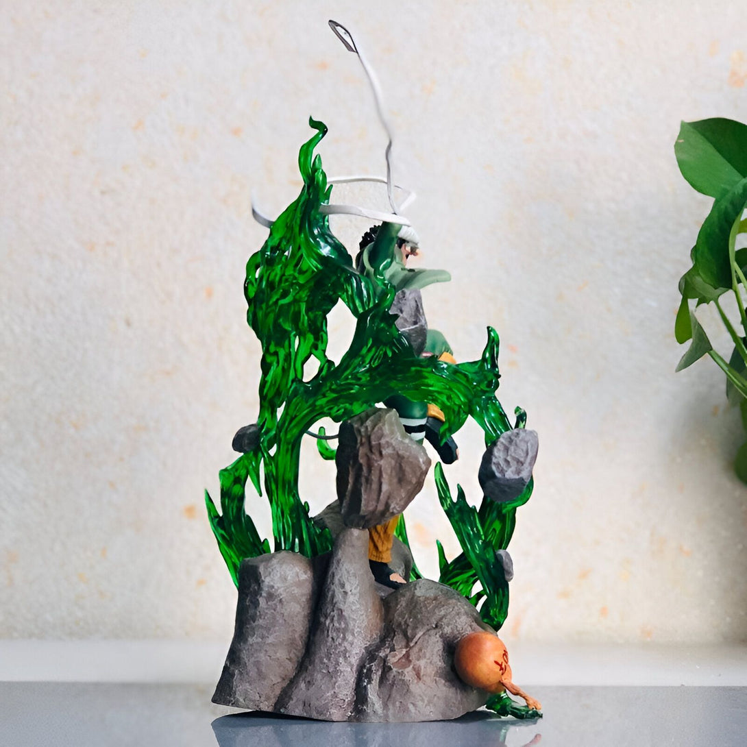 Figurine Naruto Shippuden représentant Might Guy utilisant son jutsu "Huitième Porte" avec des effets verts lumineux.
