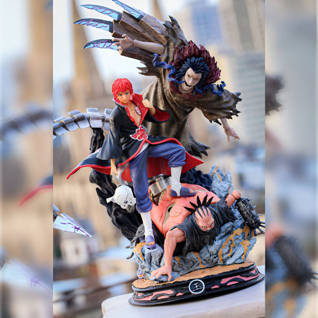 Figurines de collection Naruto représentant Pain, Konan et un membre de l'Akatsuki.  Ce sont des personnages de l'anime et manga Naruto.  Ces figurines sont un excellent ajout à la collection de tout fan de Naruto.