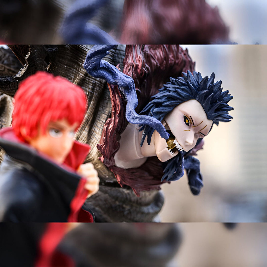 Deux figurines Naruto, l'une avec les cheveux rouges, l'autre avec les cheveux bleus, se font face. La figurine aux cheveux bleus est représentée en train d'attaquer avec la bouche ouverte.