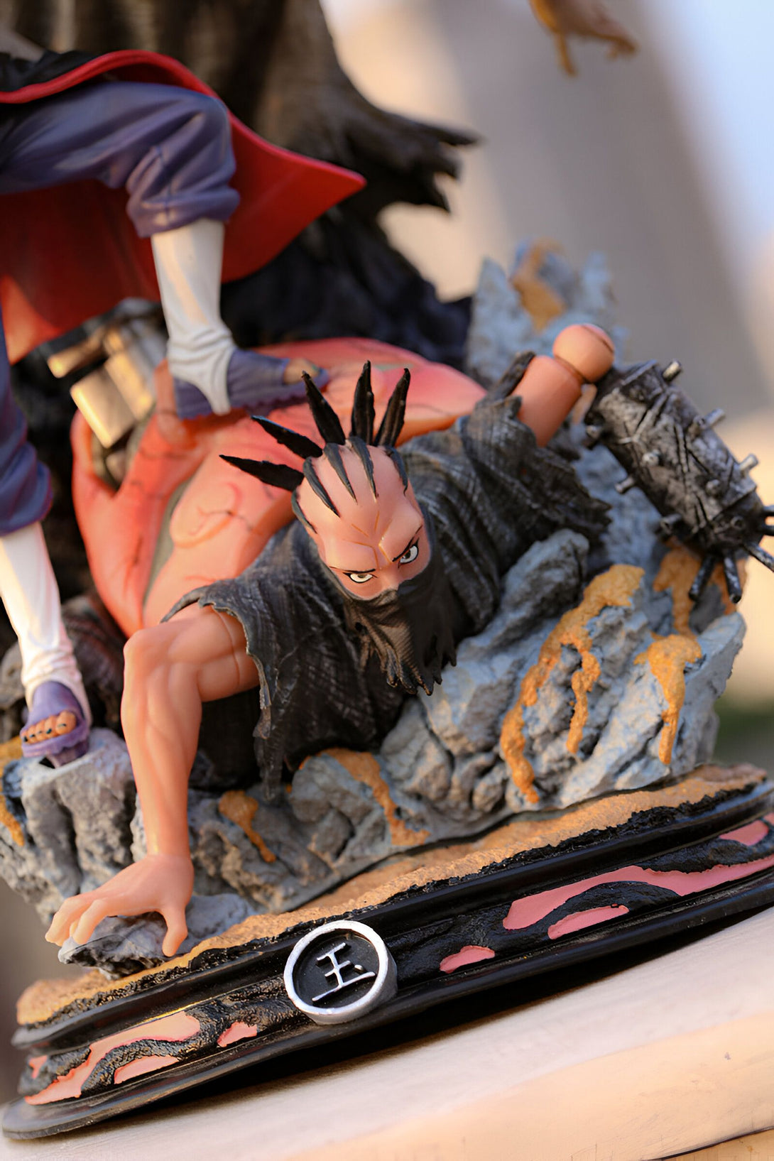 Statue de Naruto Shippuden représentant Pain, le chef d'Akatsuki, sur un socle noir avec un motif rouge. Pain est représenté en train d'utiliser sa technique de l'Appel des Chemins. La statue est de haute qualité et est un excellent ajout à toute collection de Naruto.