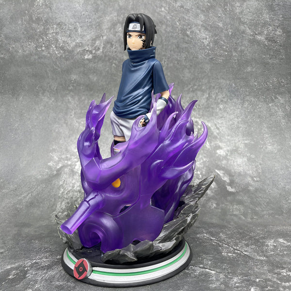 Figurine de Naruto Uzumaki en mode Sage des Six Chemins, debout sur une base représentant le visage du démon à neuf queues. La figurine est en PVC et mesure environ 18 cm de haut. Elle est idéale pour les fans de Naruto.