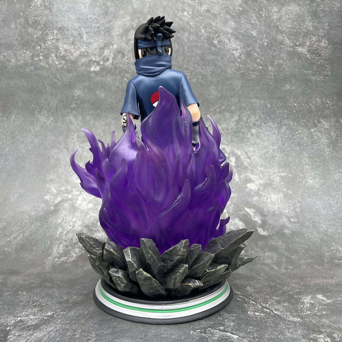 Figurine de Sasuke Uchiha de Naruto Shippuden, debout sur un socle représentant des flammes violettes.  La figurine est en plastique et est d'une grande qualité.