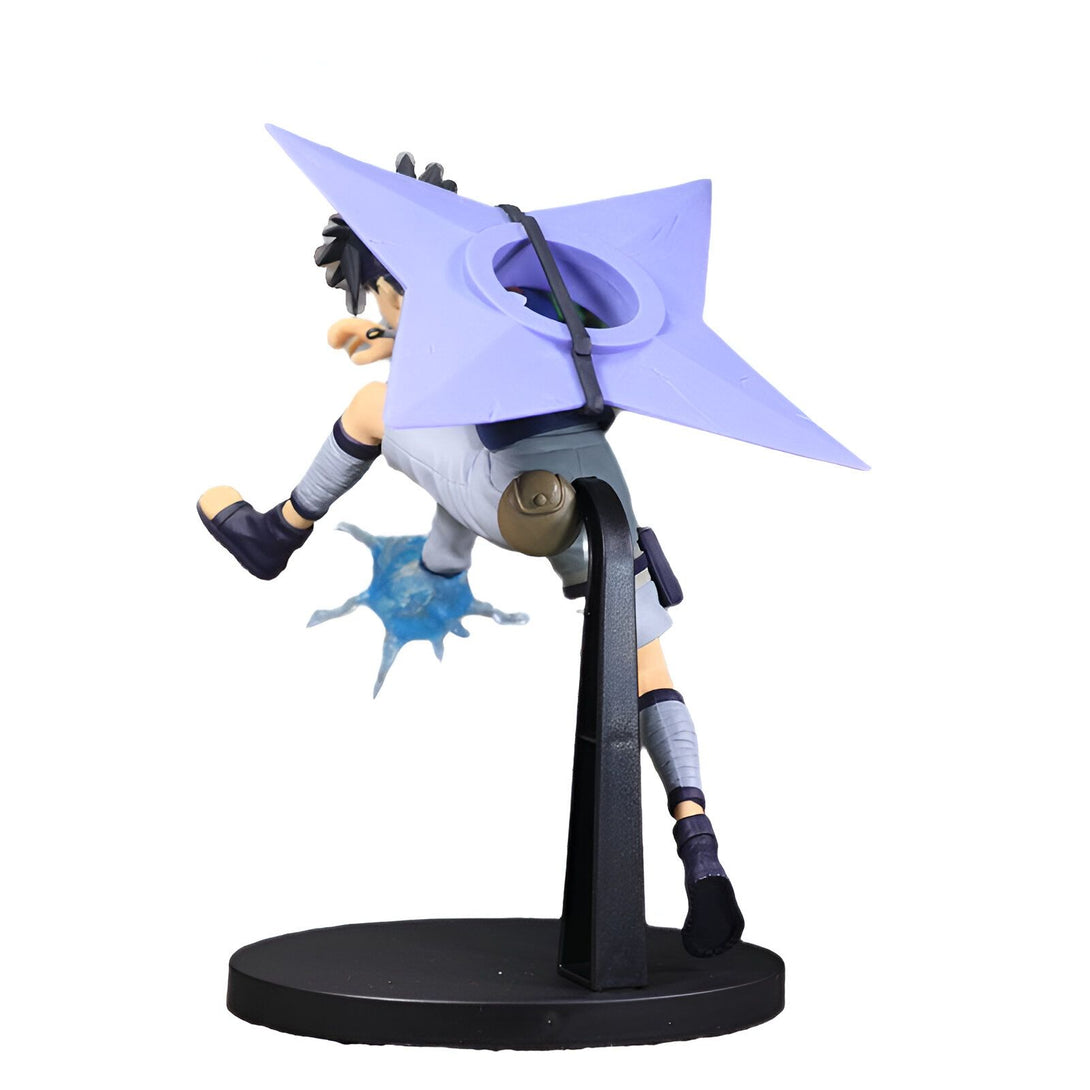 Figurine Naruto Shippuden représentant Kakashi Hatake en plein mouvement, utilisant son jutsu "Sharingan" avec un effet visuel de chakra violet. Il est en train de se propulser avec son shuriken géant.