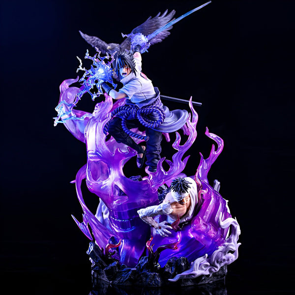 Statue de Naruto Uzumaki et Sasuke Uchiha en mode Susanoo, avec un faucon noir et des flammes violettes.