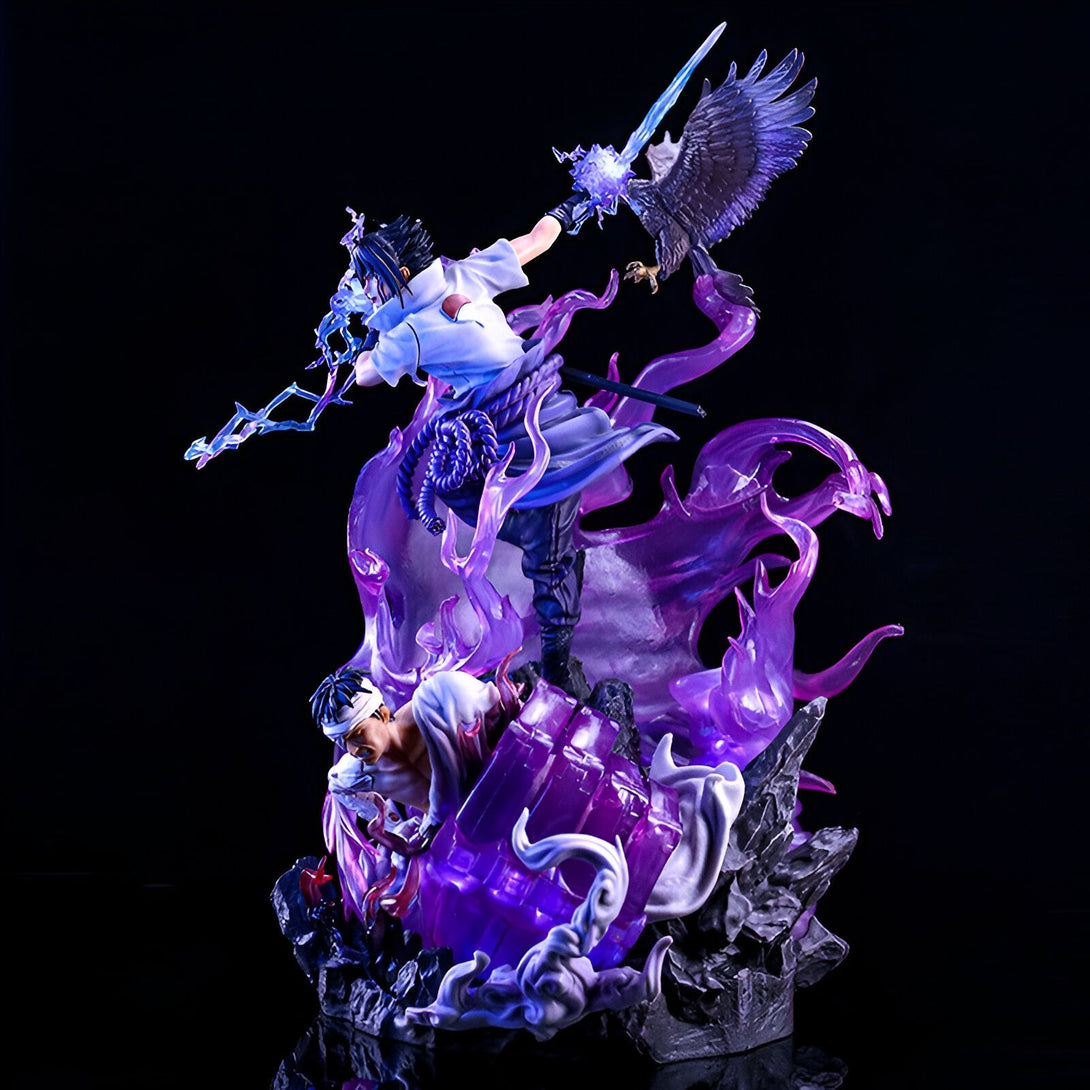 Statue de Sasuke Uchiha en mode Rinnegan avec son faucon, entouré de flammes violettes et d'éclairs, se tenant au-dessus de son ennemi vaincu.