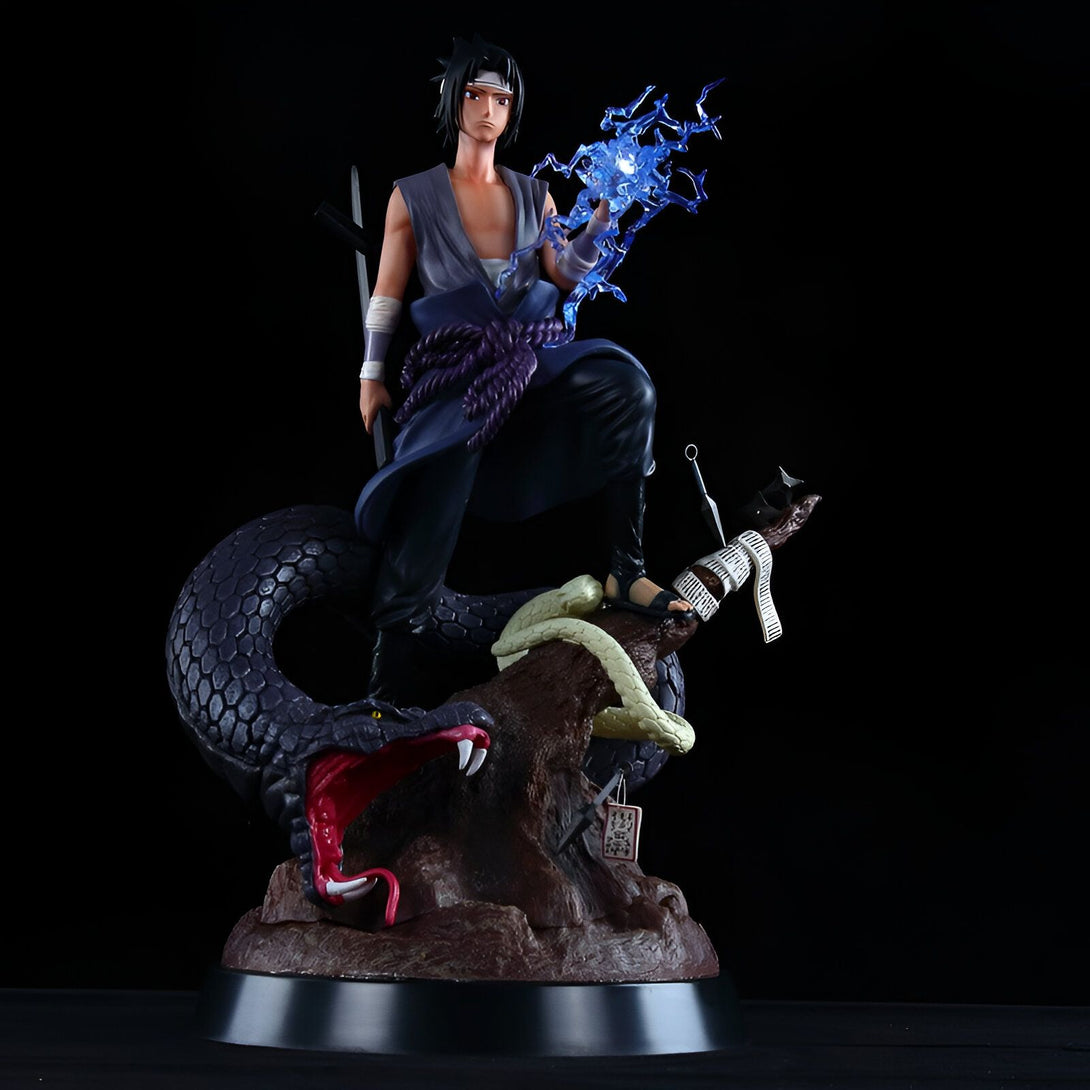 Statue de Sasuke Uchiha de Naruto Shippuden, debout sur une souche d'arbre avec un serpent enroulé autour de lui. Il tient une boule d'énergie bleue dans sa main droite et porte son costume emblématique.