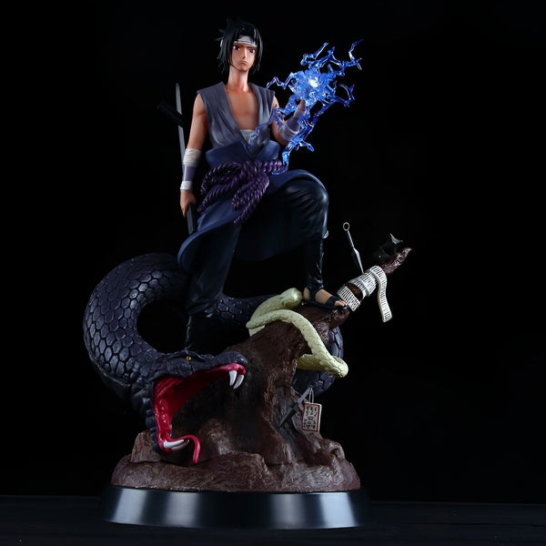 Statue de Sasuke Uchiha de Naruto Shippuden, debout sur une souche d'arbre avec un serpent enroulé autour de lui. Il tient une boule d'énergie bleue dans sa main droite et porte son costume emblématique.