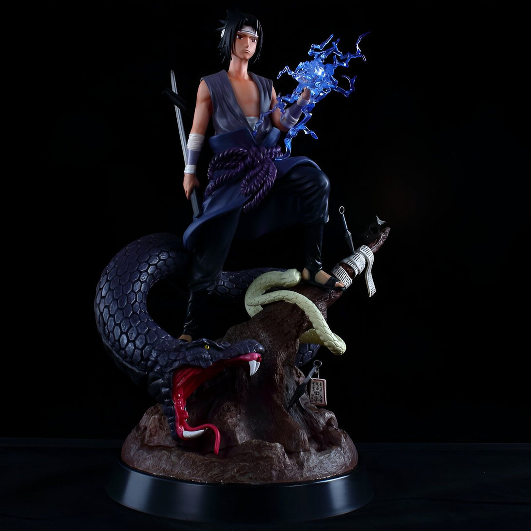 Statue de Sasuke Uchiha de Naruto Shippuden, debout sur un serpent noir avec une branche d'arbre derrière lui, tenant une sphère d'énergie bleue dans sa main droite.