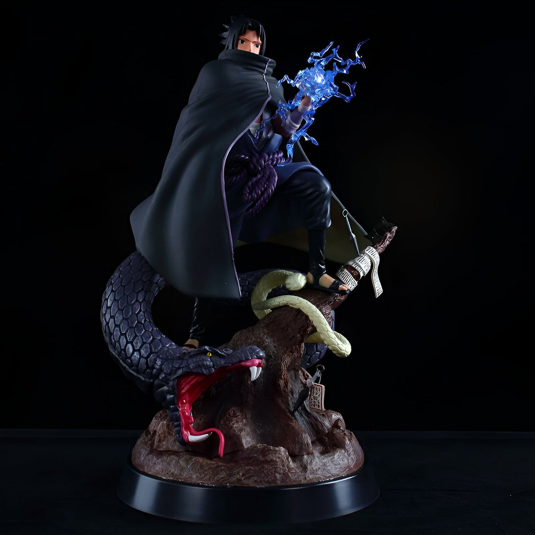 Statue de Sasuke Uchiha de Naruto Shippuden. Sasuke est représenté tenant un éclair bleu dans sa main droite et debout sur un serpent géant.  Il porte sa tenue classique et son manteau noir.