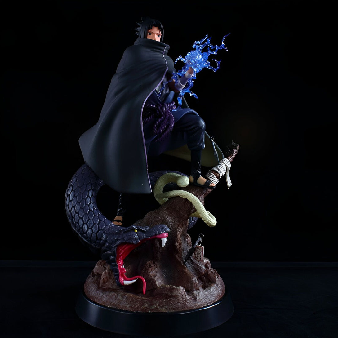 Statue de Sasuke Uchiha de Naruto Shippuden en pose de combat, tenant une boule d'énergie bleue. Il se tient sur un serpent à l'aspect menaçant, à côté d'un arbre. Une figurine de collection pour les fans de Naruto.