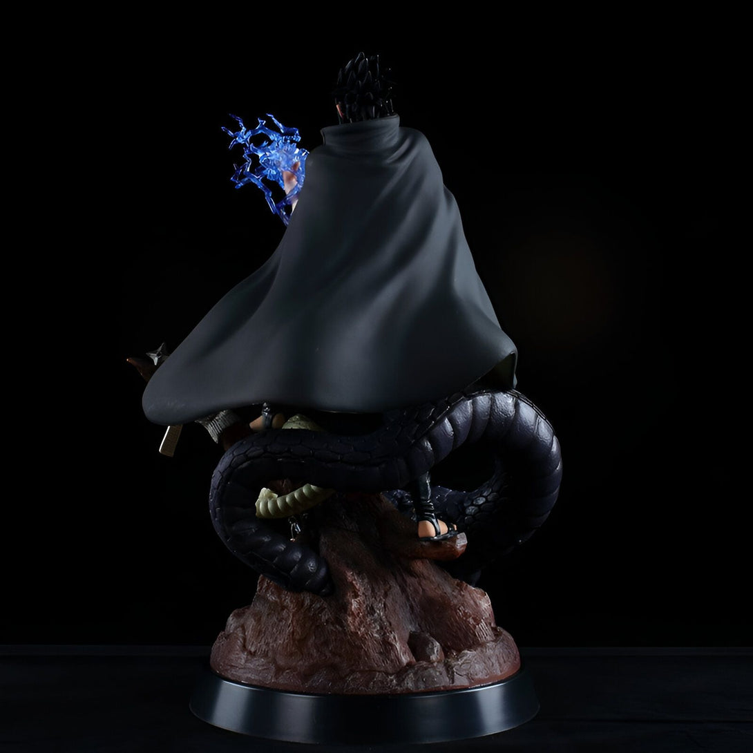 Statuette de Sasuke Uchiha de Naruto Shippuden, en tenue de combat, avec son serpent Manda.