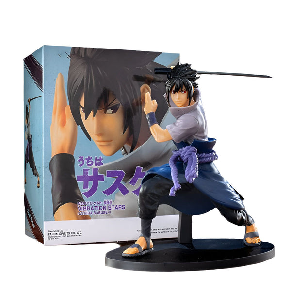 Figure de Sasuke Uchiha de la série Naruto Shippuden, posant avec un kunai, dans sa tenue emblématique noire et bleue, sur une base noire. La figurine est accompagnée de sa boîte d'origine, avec un visuel de Sasuke sur la face avant.