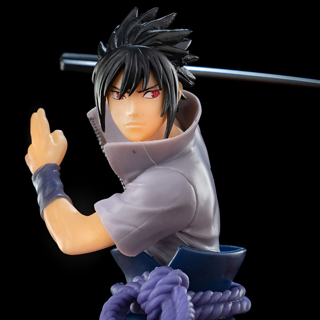 Sasuke Uchiwa, un personnage de l'anime Naruto, pose avec son épée. La figurine est en plastique et représente l'un des personnages les plus populaires de la série.