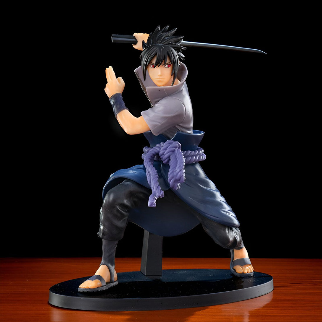 Figur de Sasuke Uchiha, un personnage de l'anime Naruto, tenant une épée et portant son costume emblématique bleu et violet.