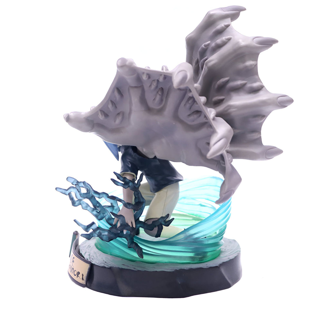 Figur de Naruto Shippuden représentant Sasuke Uchiha utilisant le Mangekyo Sharingan avec son Susanoo. La figurine est posée sur un socle représentant les effets de son pouvoir.